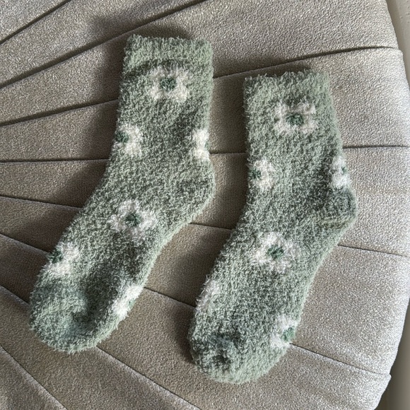 3/$15 Brand New Plush Floral Daisy Cozy Socks - Picture 2 of 4